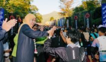 Gubernur Jawa Timur, Khofifah Indar Parawansa saat melepas peserta ajang International Trail Running MANTRA116 di Kaliandra Eco Resort, Prigen, Kabupaten Pasuruan, Minggu (5/7/2026). Foto: Adpim Jatim