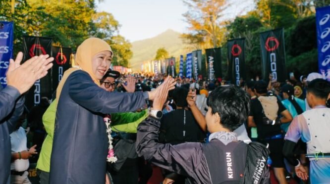 Gubernur Jawa Timur, Khofifah Indar Parawansa saat melepas peserta ajang International Trail Running MANTRA116 di Kaliandra Eco Resort, Prigen, Kabupaten Pasuruan, Minggu (5/7/2026). Foto: Adpim Jatim