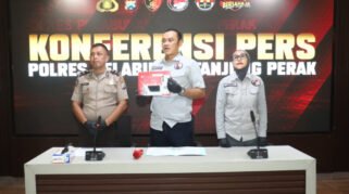 Konferensi pers ungkap kasus narkoba di Mapolres Pelabuhan Tanjung Perak, Surabaya, Selasa (14/7/2026). (Hum-Res)