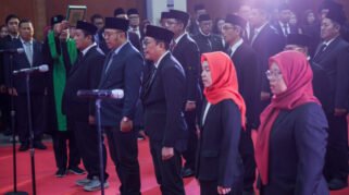 Proses pelantikan dan pengambilan sumpah jabatan Aparatur Sipil Negara (ASN) Pemkot Surabaya di Graha Sawunggaling, Kamis (9/7/2026).