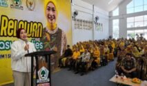 Anggota DPR RI dari Fraksi Golkar, Adela Kanasya Adies, saat menyapa ratusan relawan dalam kegiatan silaturahmi di Gedung Serbaguna MERR Rungkut Asri Timur, Surabaya, Minggu (2/8/2026). (Foto: Tim Media Adela Kanasya)
