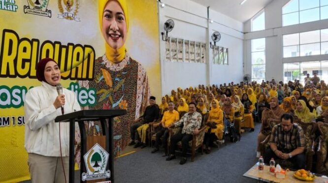 Anggota DPR RI dari Fraksi Golkar, Adela Kanasya Adies, saat menyapa ratusan relawan dalam kegiatan silaturahmi di Gedung Serbaguna MERR Rungkut Asri Timur, Surabaya, Minggu (2/8/2026). (Foto: Tim Media Adela Kanasya)