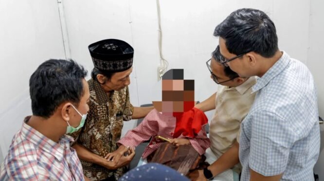 Salah satu anak peserta khitan massal di Kota Surabaya, Sabtu (15/8/2026).