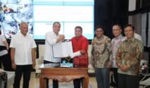 Wali Kota Surabaya Eri Cahyadi saat menyerahkan Surat Keputusan (SK) Direksi PAM Surya Sembada masa jabatan 2026-2029 di Ruang Kerja Wali Kota, Balai Kota Surabaya, Rabu (5/8/2026).