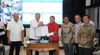 Wali Kota Surabaya Eri Cahyadi saat menyerahkan Surat Keputusan (SK) Direksi PAM Surya Sembada masa jabatan 2026-2029 di Ruang Kerja Wali Kota, Balai Kota Surabaya, Rabu (5/8/2026).