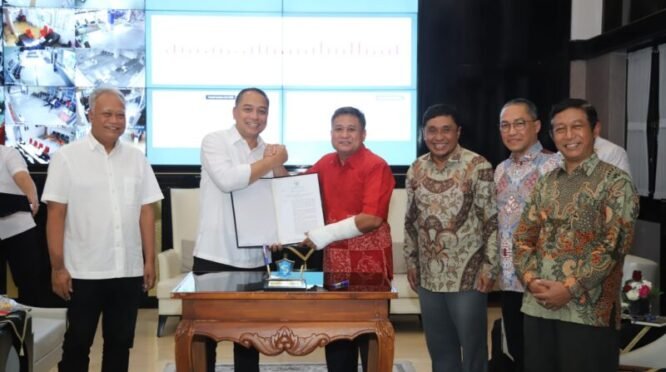 Wali Kota Surabaya Eri Cahyadi saat menyerahkan Surat Keputusan (SK) Direksi PAM Surya Sembada masa jabatan 2026-2029 di Ruang Kerja Wali Kota, Balai Kota Surabaya, Rabu (5/8/2026).