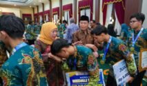 Gubernur Jawa Timur Khofifah Indar Parawansa saat menyambut kepulangan kontingen Jawa Timur di Gedung Negara Grahadi, Surabaya, Sabtu (1/8/2026) malam. (Adpim Jatim)