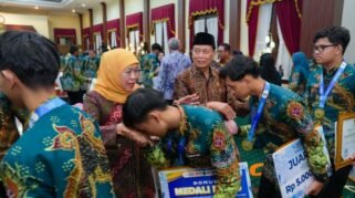 Gubernur Jawa Timur Khofifah Indar Parawansa saat menyambut kepulangan kontingen Jawa Timur di Gedung Negara Grahadi, Surabaya, Sabtu (1/8/2026) malam. (Adpim Jatim)