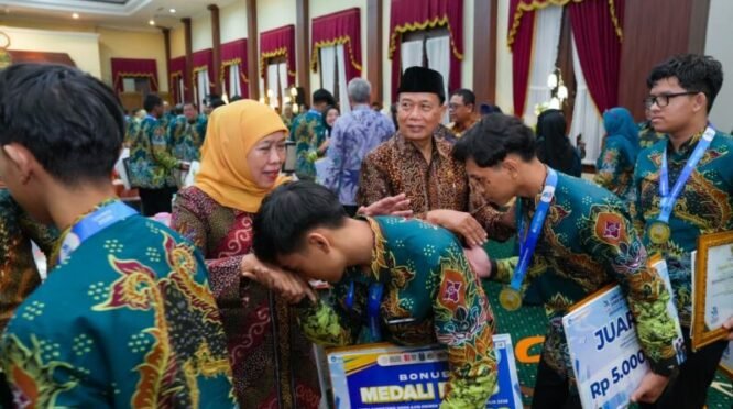 Gubernur Jawa Timur Khofifah Indar Parawansa saat menyambut kepulangan kontingen Jawa Timur di Gedung Negara Grahadi, Surabaya, Sabtu (1/8/2026) malam. (Adpim Jatim)