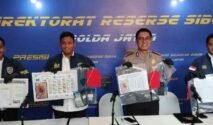 Pengungkapan kasus penipuan online bermodus promosi penjualan logam mulia yang digelar di Gedung Ditressiber Mapolda Jawa Timur, Senin (3/8/2026). (Hum/Polda Jatim)