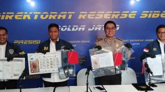 Pengungkapan kasus penipuan online bermodus promosi penjualan logam mulia yang digelar di Gedung Ditressiber Mapolda Jawa Timur, Senin (3/8/2026). (Hum/Polda Jatim)