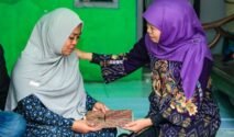 Gubernur Jawa Timur Khofifah Indar Parawansa, saat takziah ke salah satu rumah keluarga korban tenggelamnya KM Virgo Transport 8 di Kota Surabaya, Kamis (17/9/2026). (Foto: Ro-Adm Jatim)