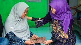 Gubernur Jawa Timur Khofifah Indar Parawansa, saat takziah ke salah satu rumah keluarga korban tenggelamnya KM Virgo Transport 8 di Kota Surabaya, Kamis (17/9/2026). (Foto: Ro-Adm Jatim)