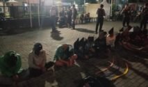 Polisi mengamankan belasan remaja yang diduga akan melakukan tawuran di Surabaya. (Foto: dok. Hum Res Perak)