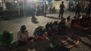 Polisi mengamankan belasan remaja yang diduga akan melakukan tawuran di Surabaya. (Foto: dok. Hum Res Perak)