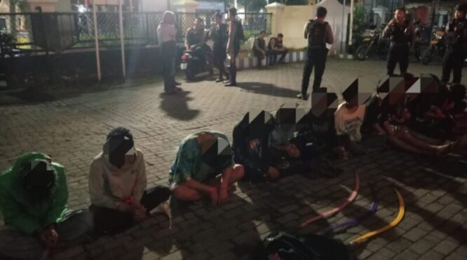 Polisi mengamankan belasan remaja yang diduga akan melakukan tawuran di Surabaya. (Foto: dok. Hum Res Perak)